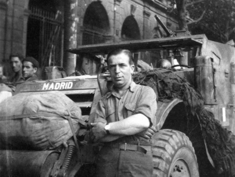 Ramon-Gualda devant l'Hôtel de Ville de Paris