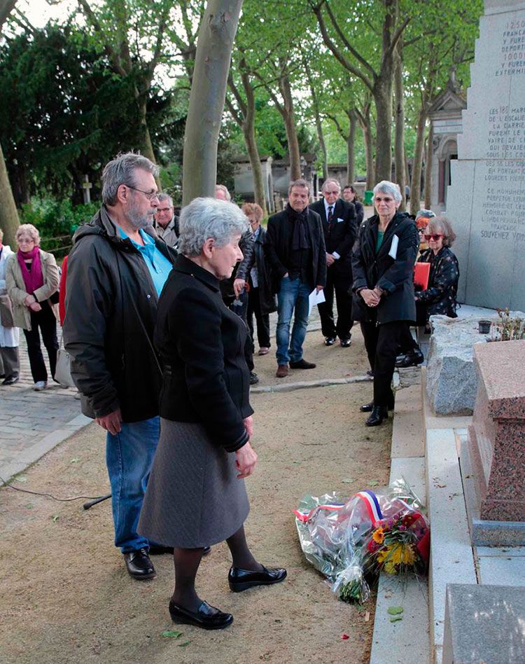 5 mai 2015 Dépot de gerbe par Pierrette Saez au Père Lachaise