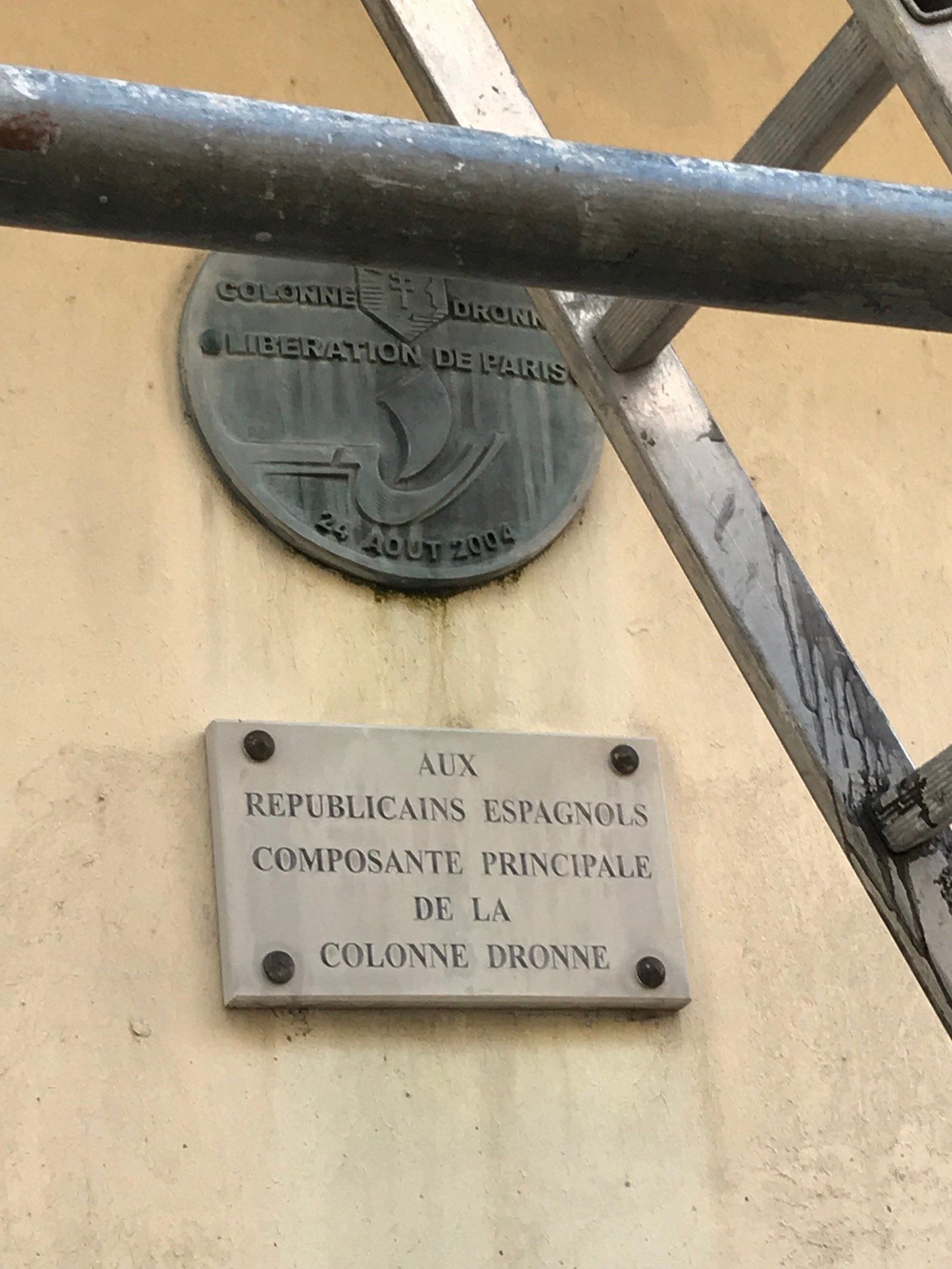 Médaillon et plaque emprisonnés, 1 juin 2019