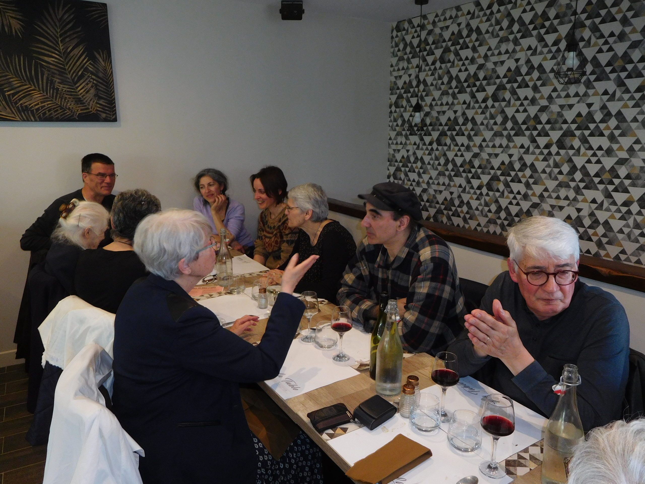 On discute avec conviction