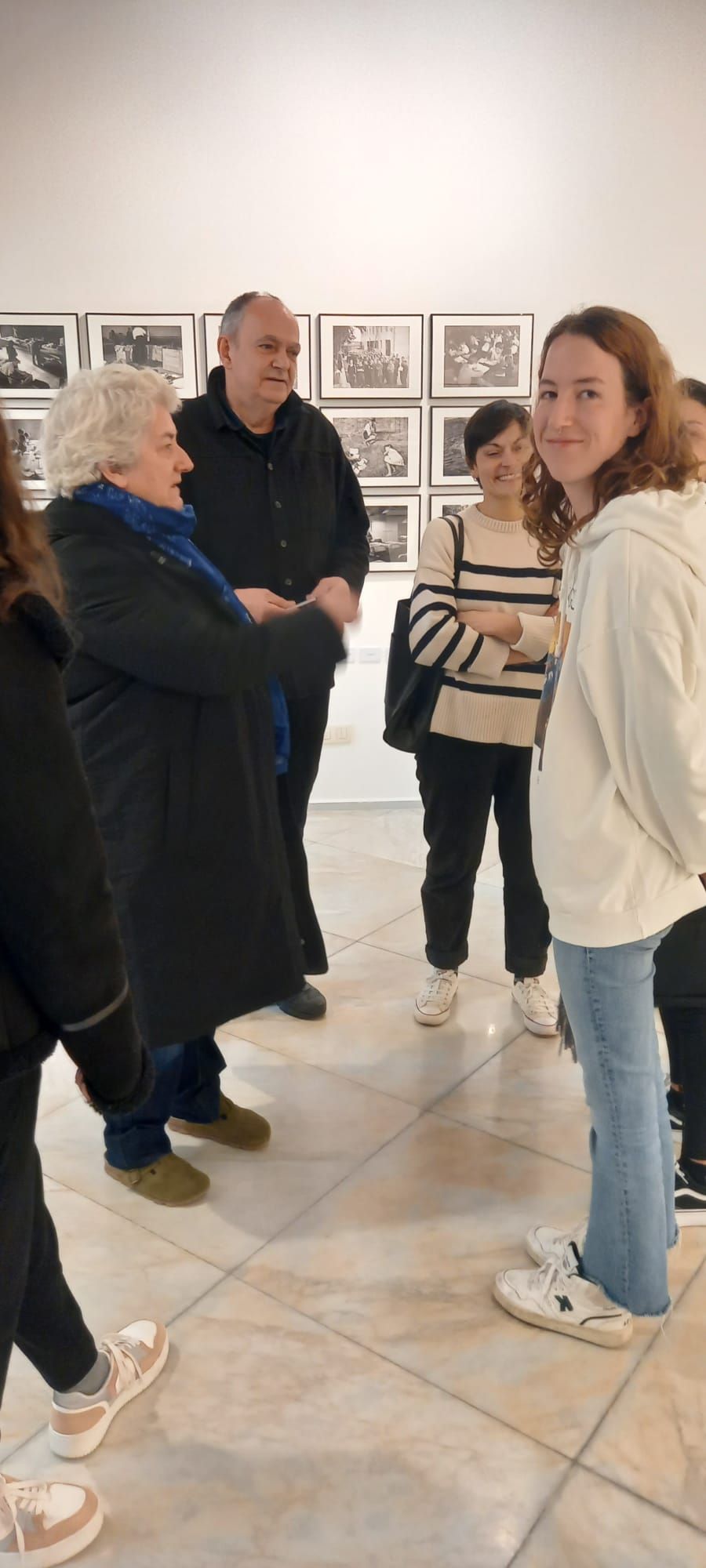 Un groupe d'élèves écoute les explications de Bégona