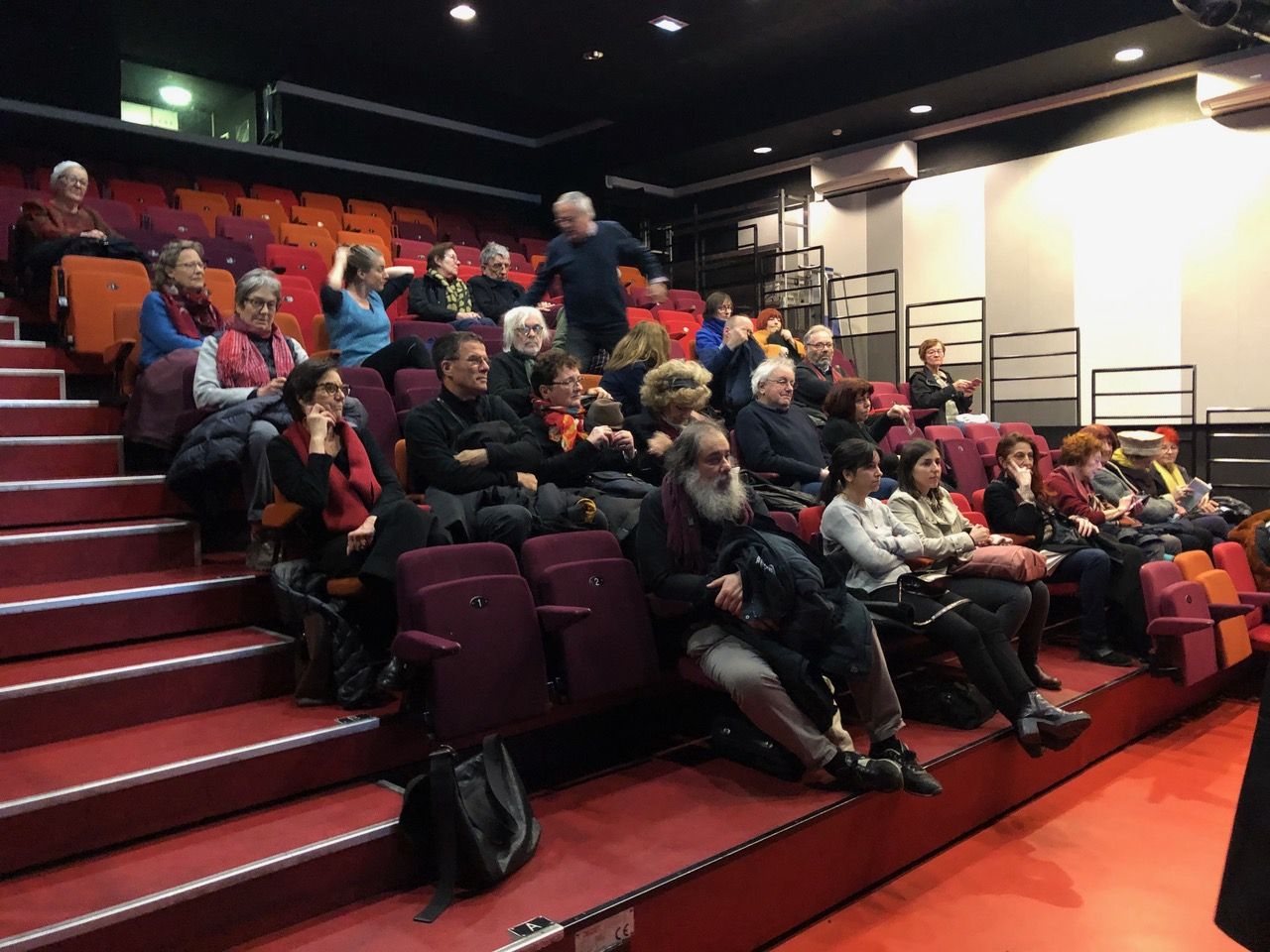 Une salle restreinte mais passionnée