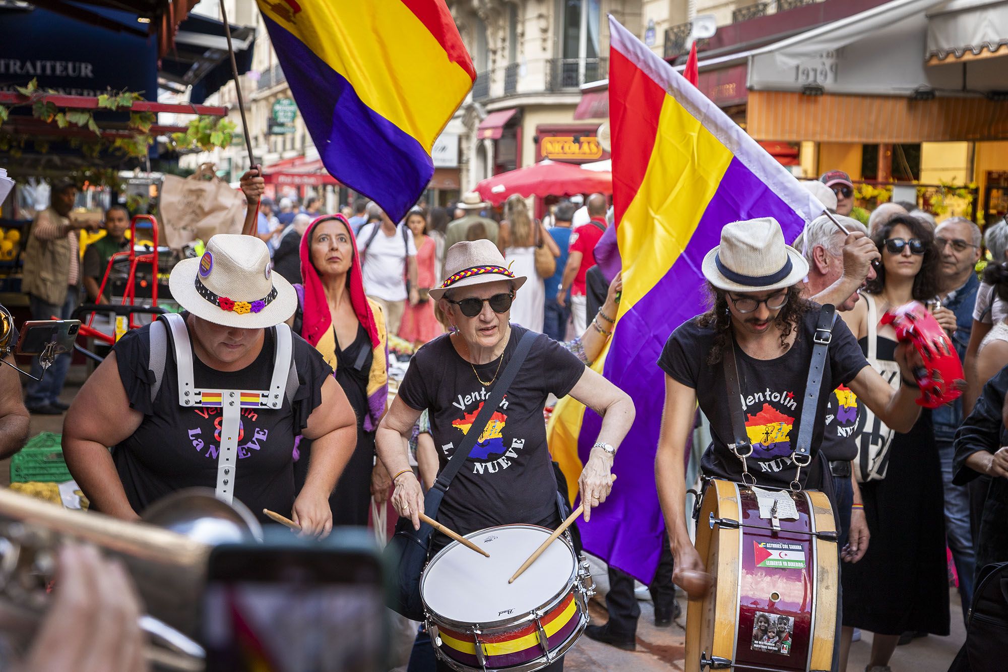 25 08 24 Les républicains espagnols En tête du défilé
