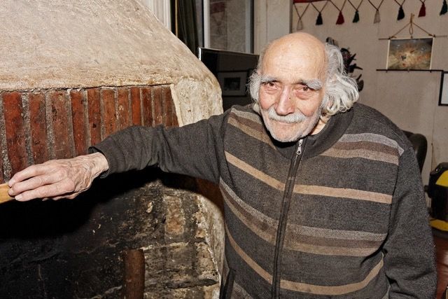 José devant sa cheminée