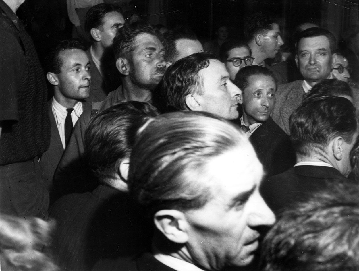 Dronne-dans-l'hôtel-de-ville-24-08-44