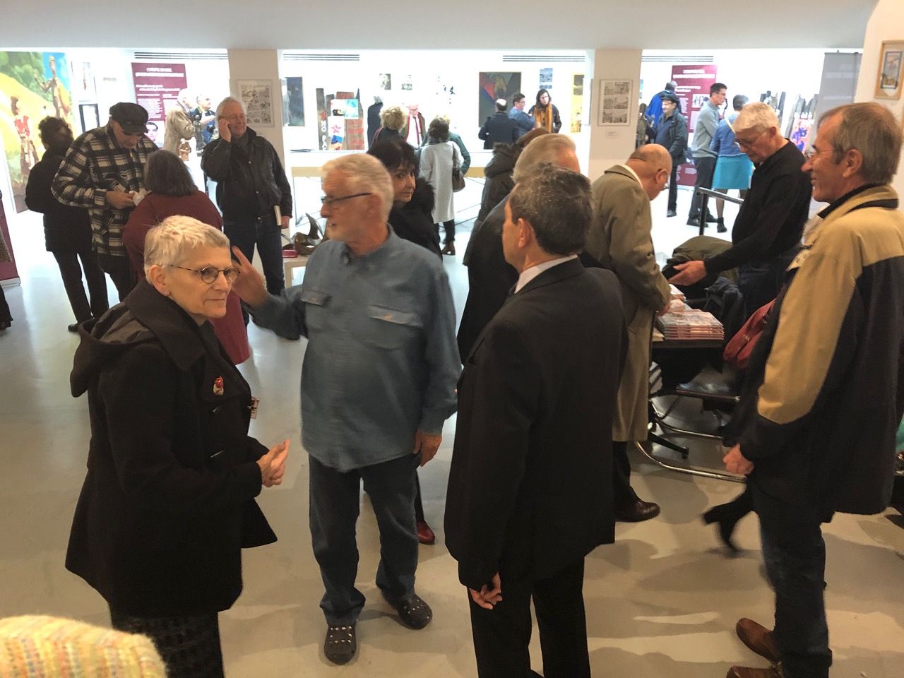 Connaissances Angel, le directeur de l'institut, Alain et Véro