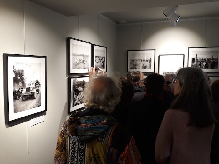 On se presse près des photos