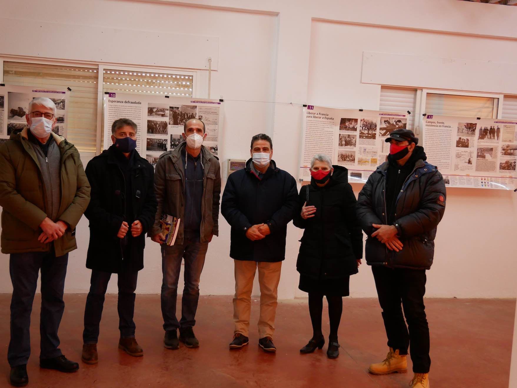 Devant l'exposition Salle du lycée de benalup Casas viejas