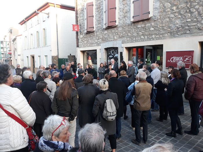 Foule sur le parvis du mémorial Argelès 21 février 2020