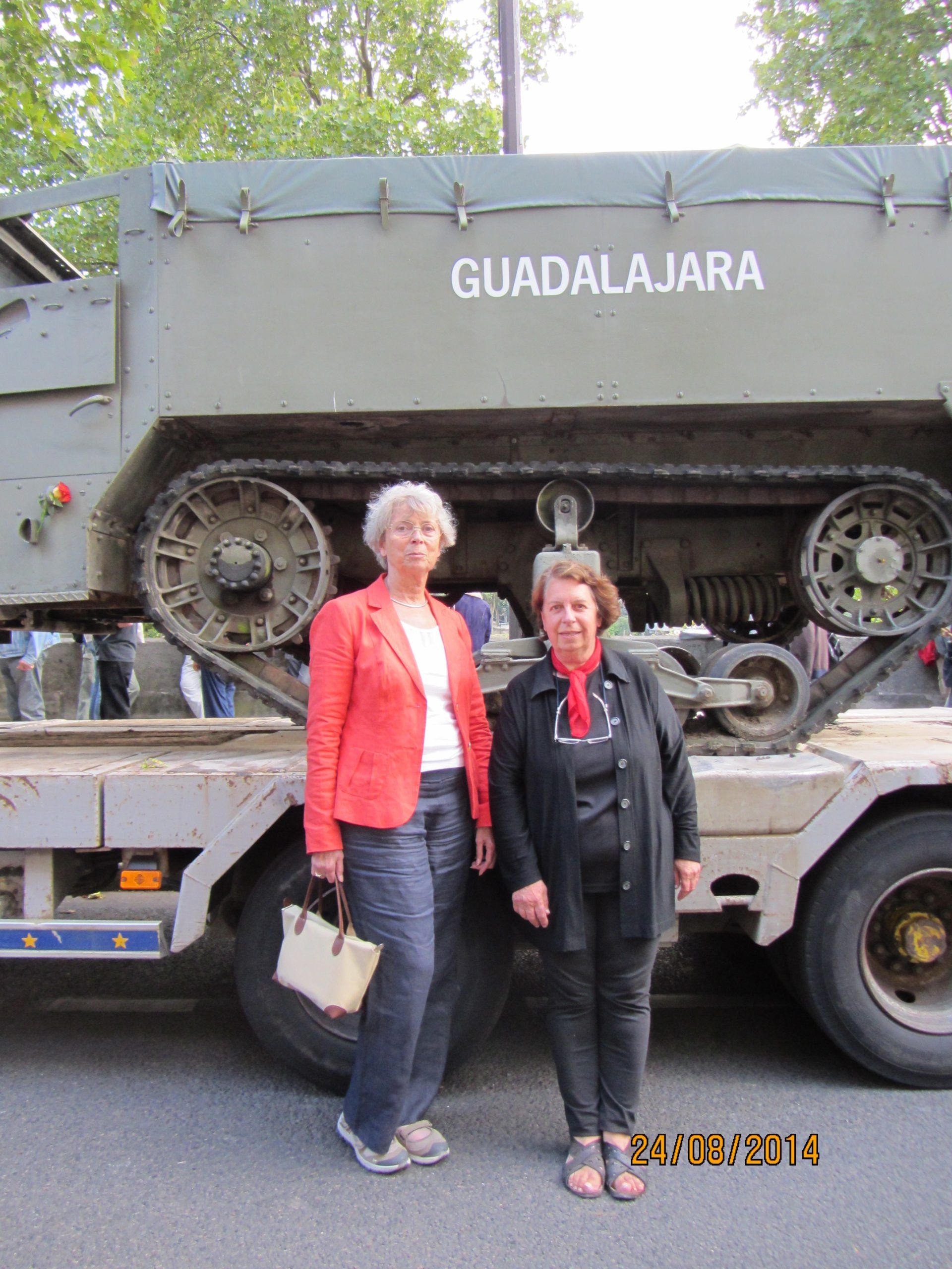 Marie-José et Mar y Luz devant le Guadalajara