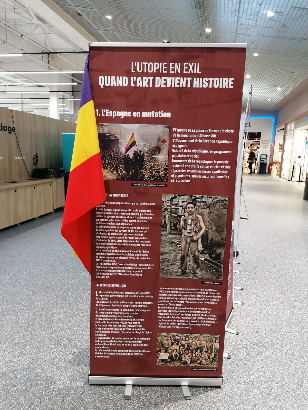 avec le drapeau Républicain espagnol