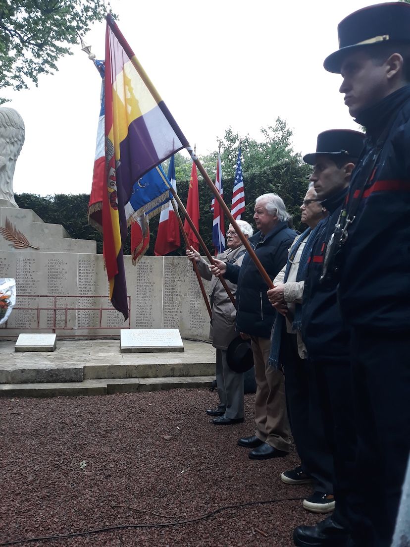 Le drapeau républicain espaol aux côté s des drapeaux des Alliés 8 mai 2019 Choisy Le Roi