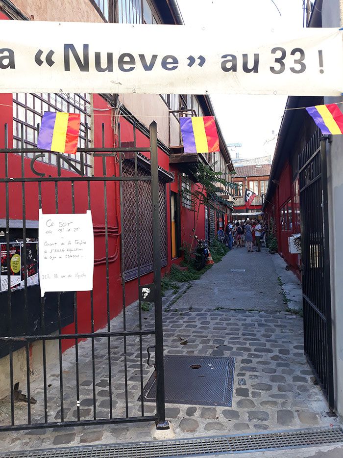 Une entrée accueillante et internationale