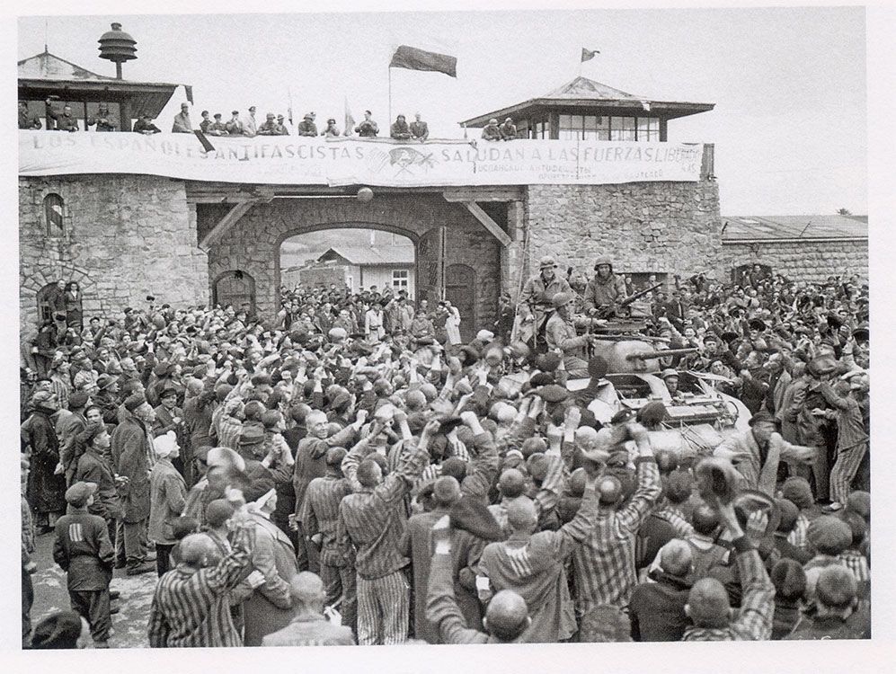 Accueil de l'armée américaine -avec-la-banderole-des-espagnols-5-mai-1945