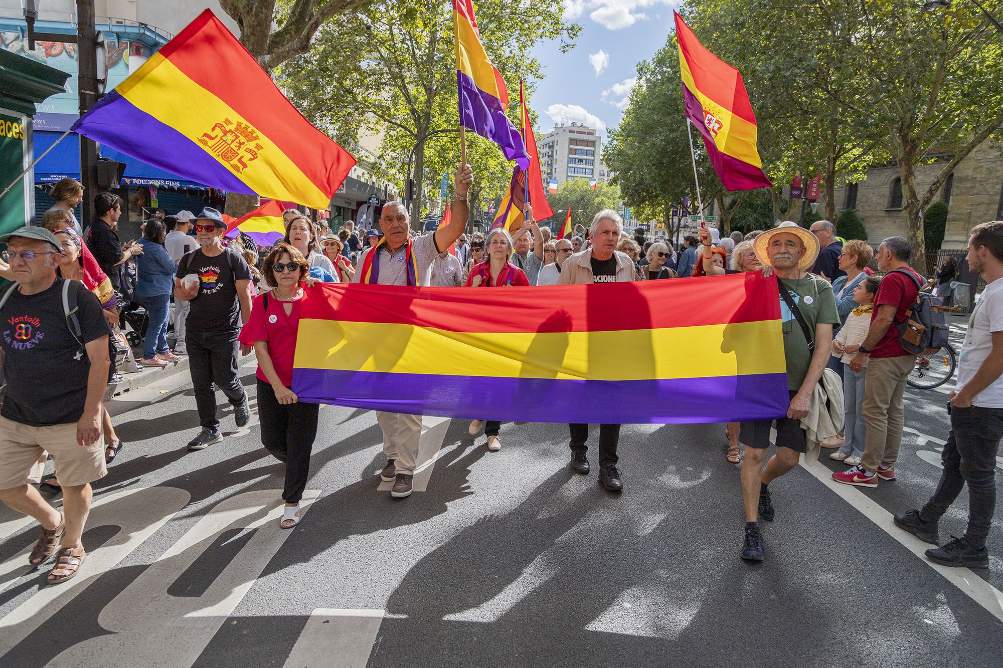 25 08 24 Les républicains espagnols En tête du défilé