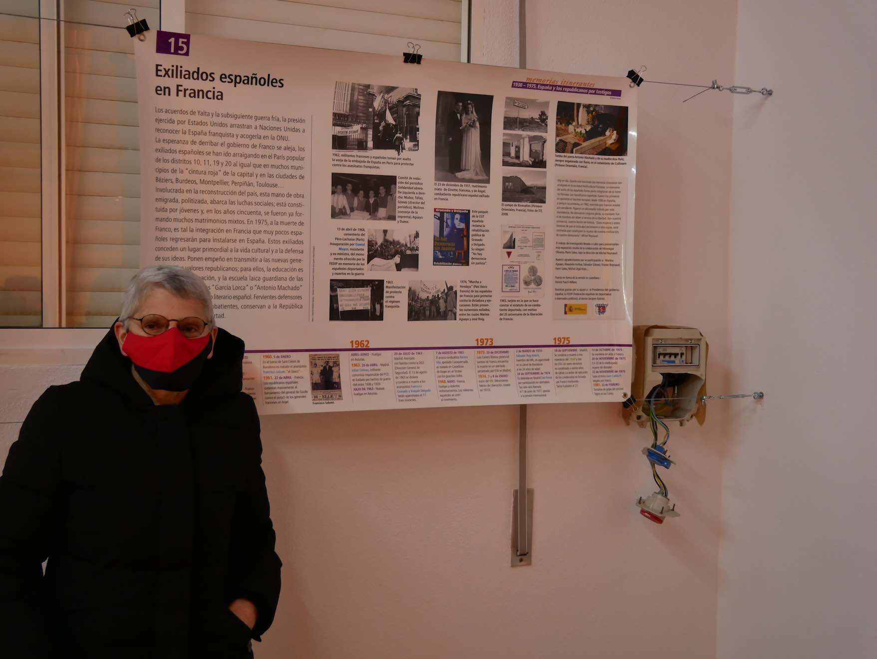 Devant le panneau 15