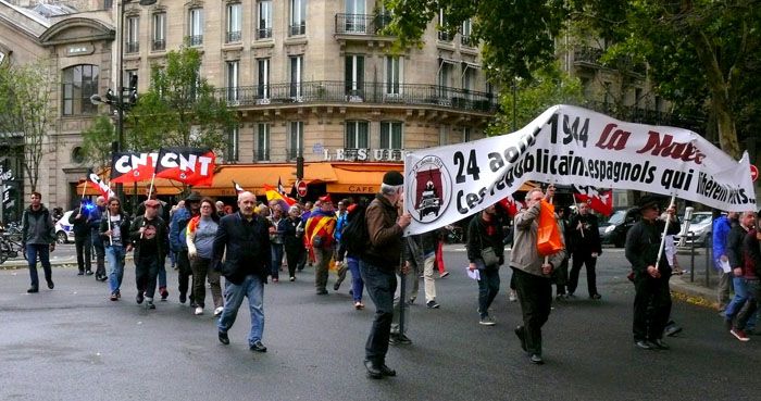 Défilé sous la pluie