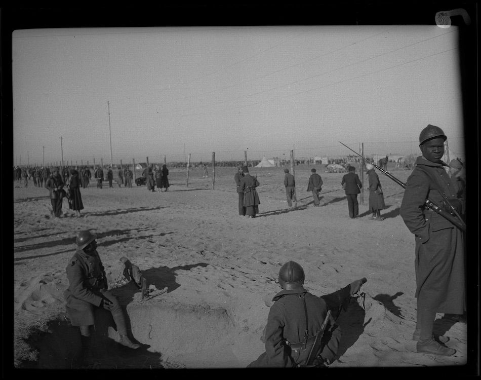 Des mitrailleuses pointées vers le campde réfugiés
