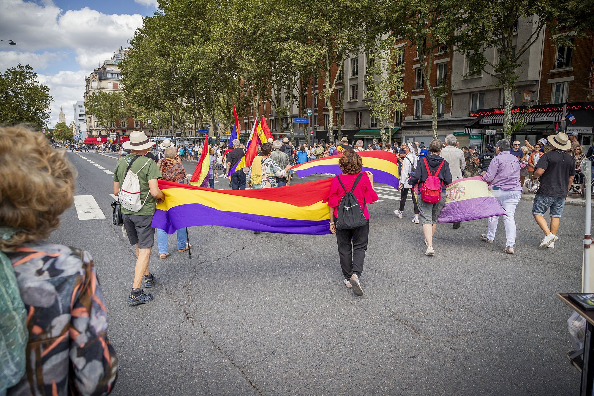 25 08 24 Les républicains espagnols En tête du défilé