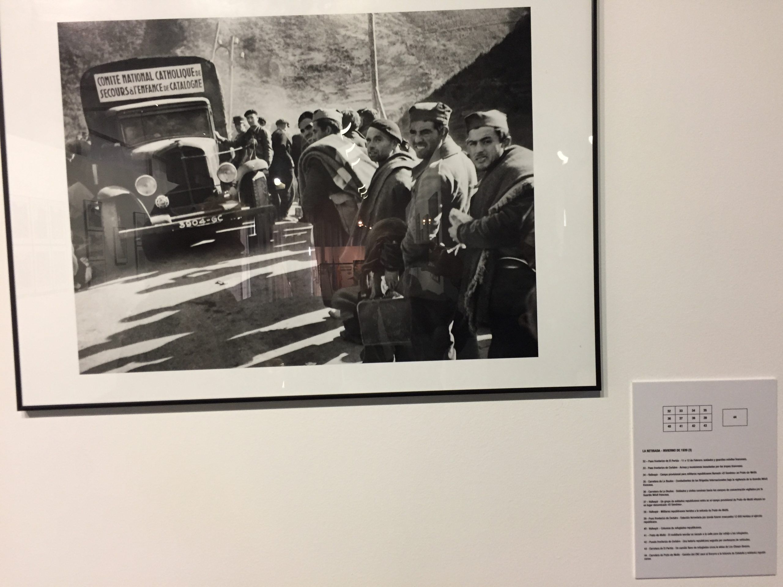 Les réfugiés s'écartent pour laisser passer le camion; Philippe Gaussot