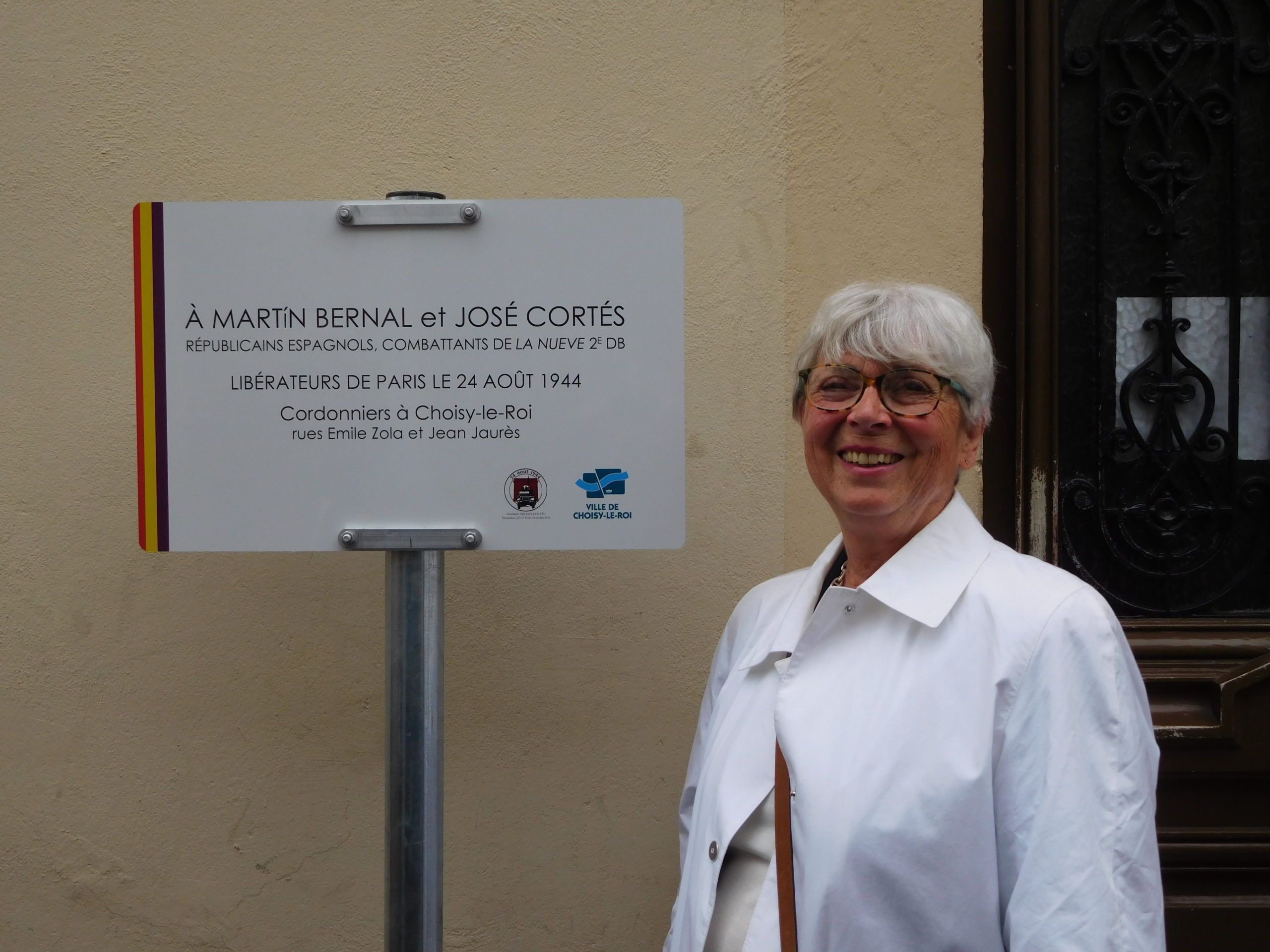 Une beau sourire devant la plaque de Choisy Le Roi