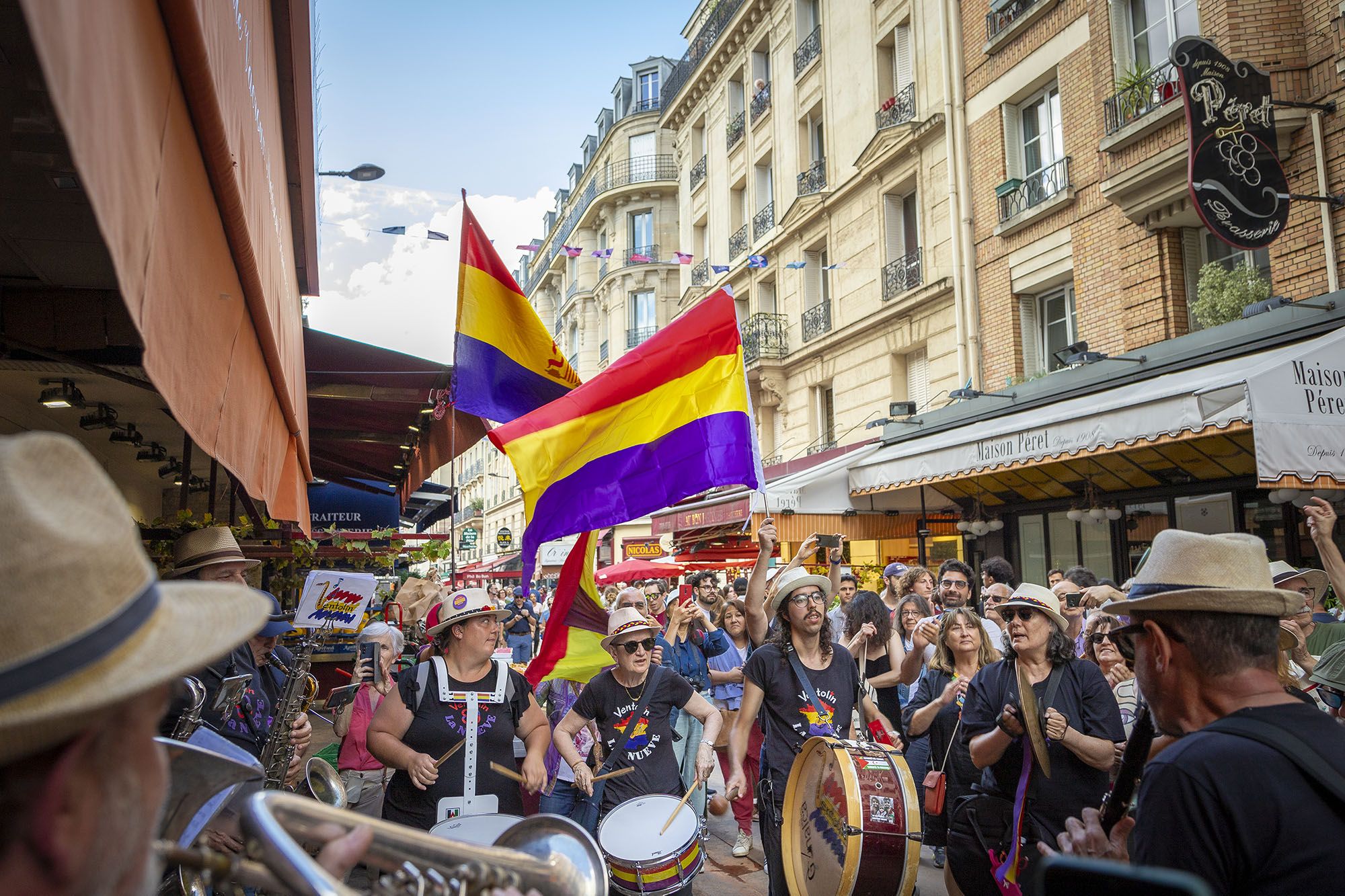 25 08 24 Les républicains espagnols En tête du défilé