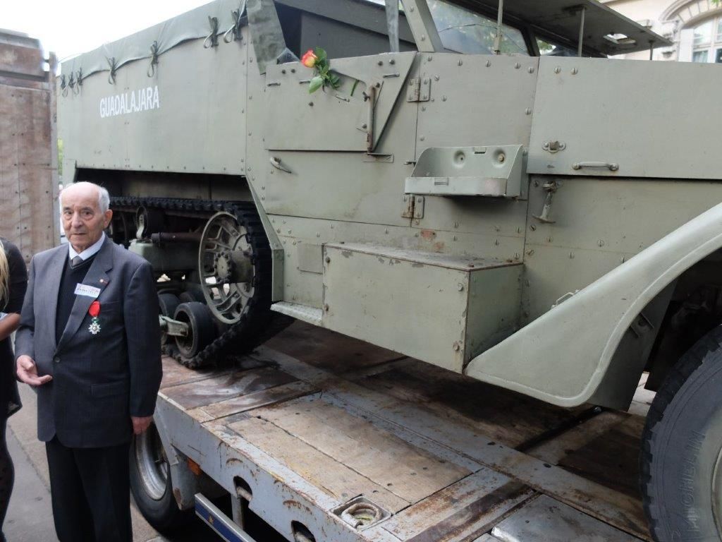 Rafael Gomez devant le half-Track Guadalajara, 24 août 2014