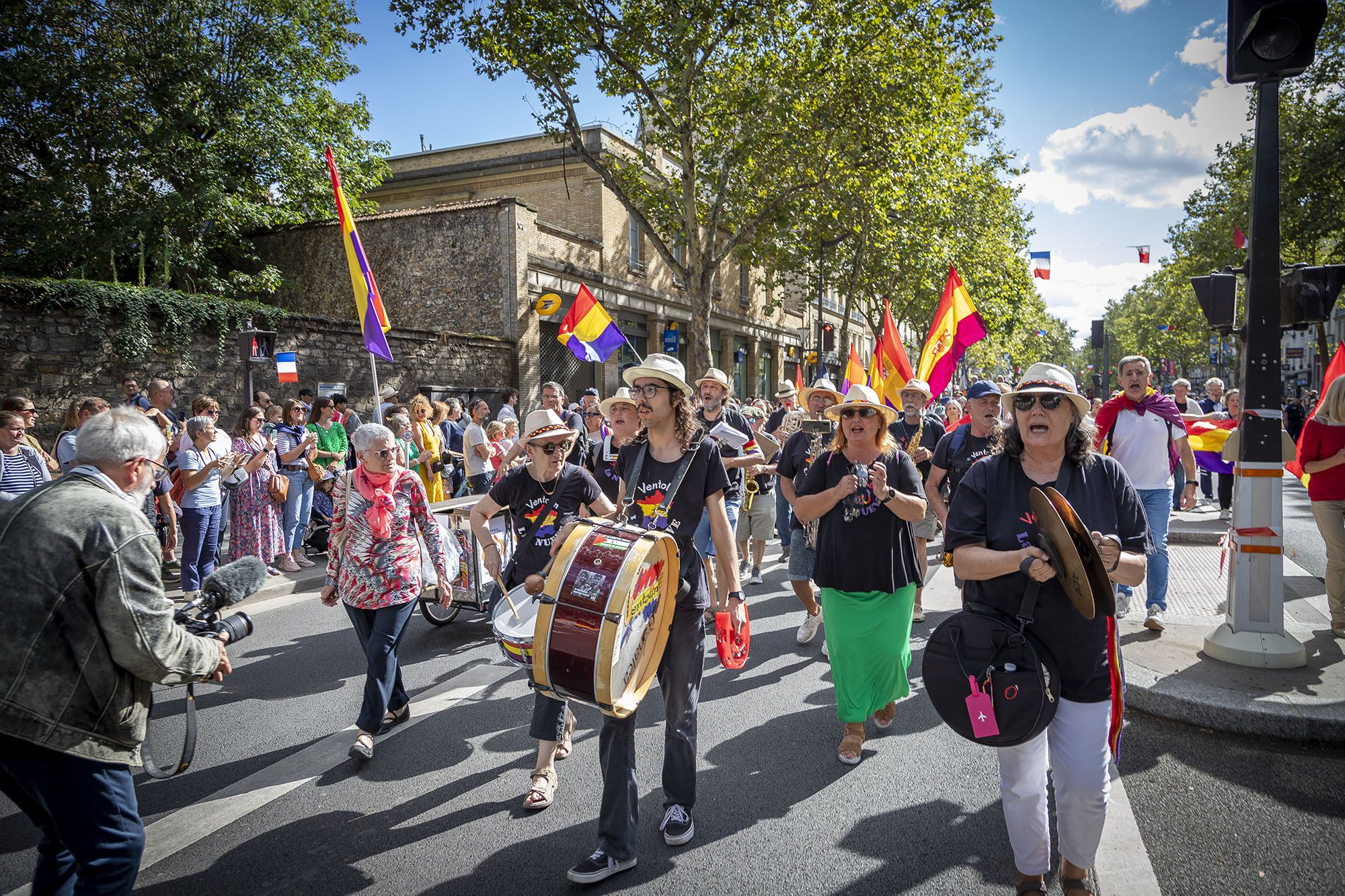 25 08 24 Les républicains espagnols En tête du défilé