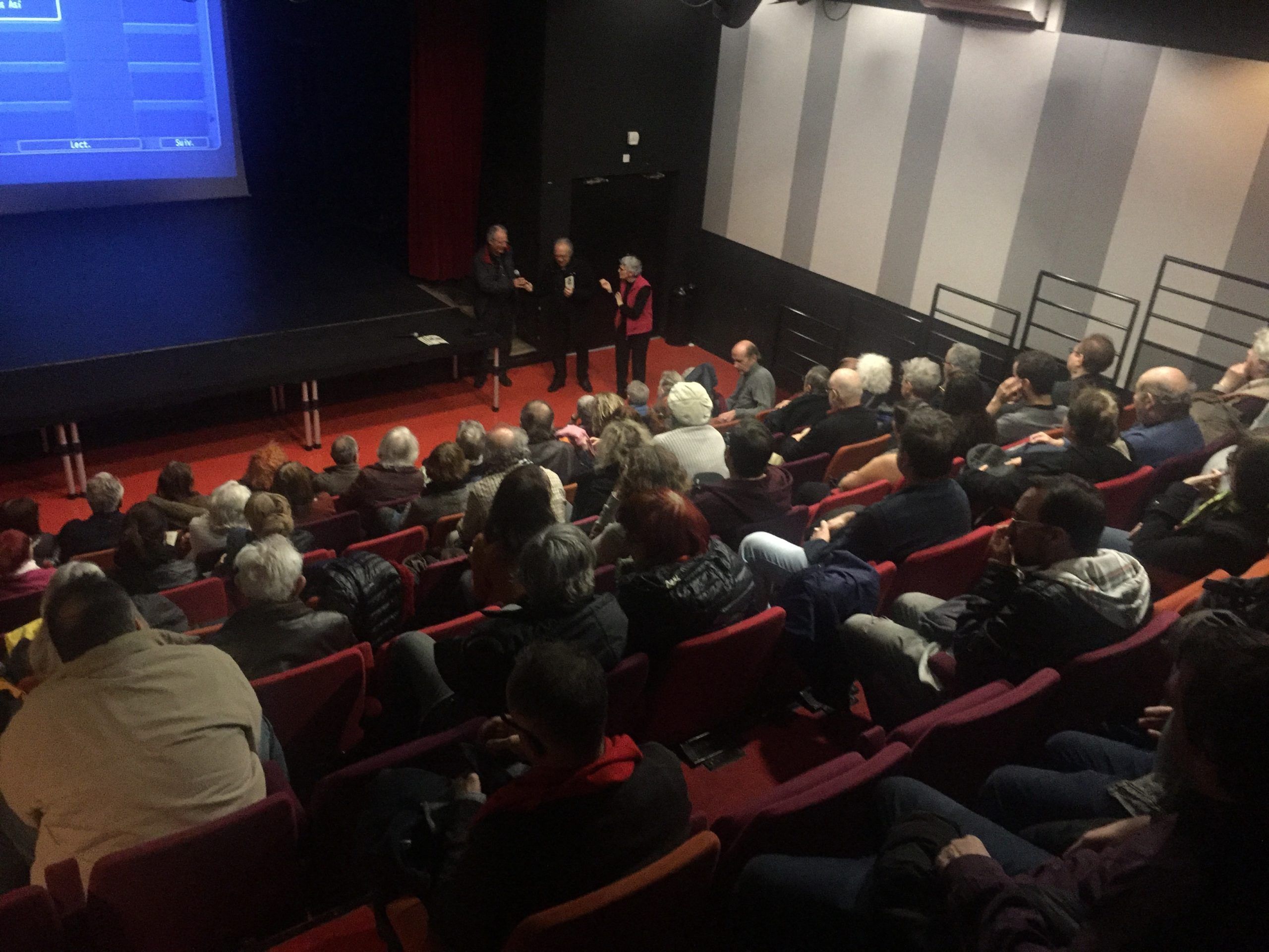 La salle se remplit juste avant la projection