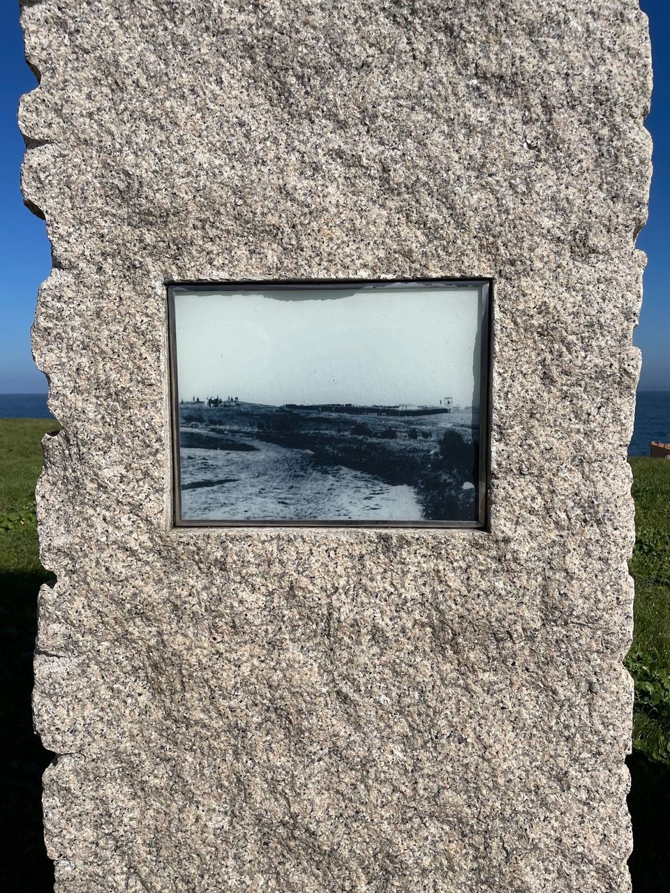 Un menhir incrusté d'une photo d'époque