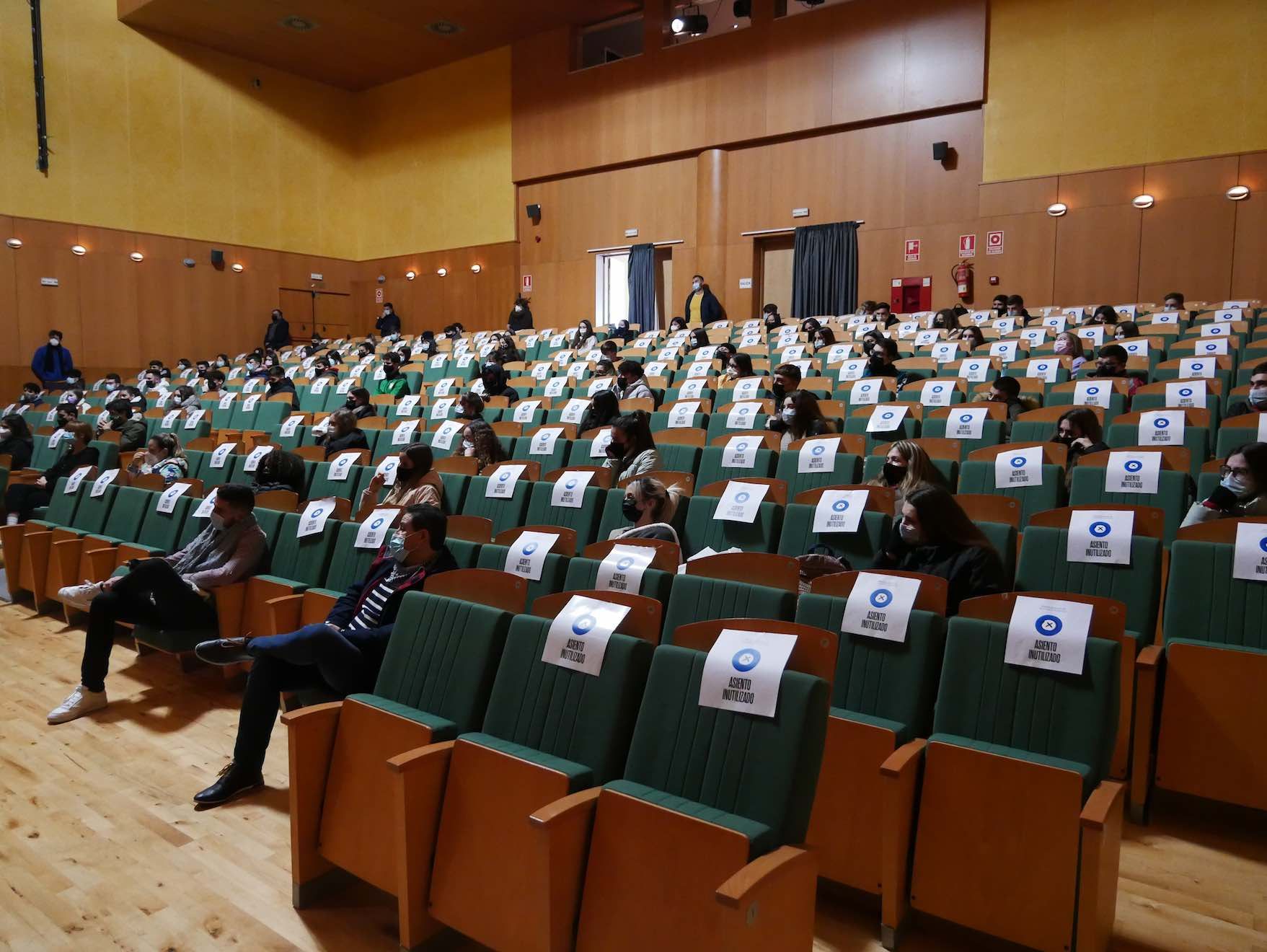 120 élèves attentifs dans la salle de 400 places