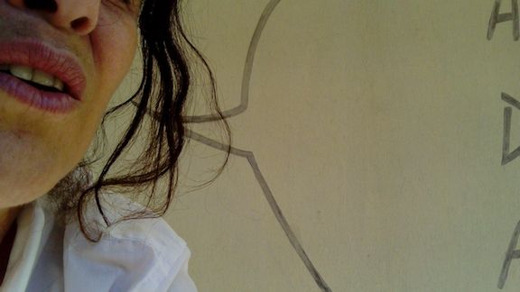 Anne une bulle à la bouche