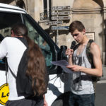 Léo lit un poème de Miguel de Unamuno devant le central téléphonique de la rue des Archives