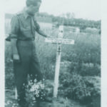 Fermin Pujol devant la tombe de son frère Constantino
