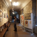 Visiteuse attentive de l'exposition