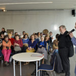 La foule s'amasse, Alain se concentre