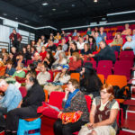 La salle d'où déjà quelques spectateurs sont partis